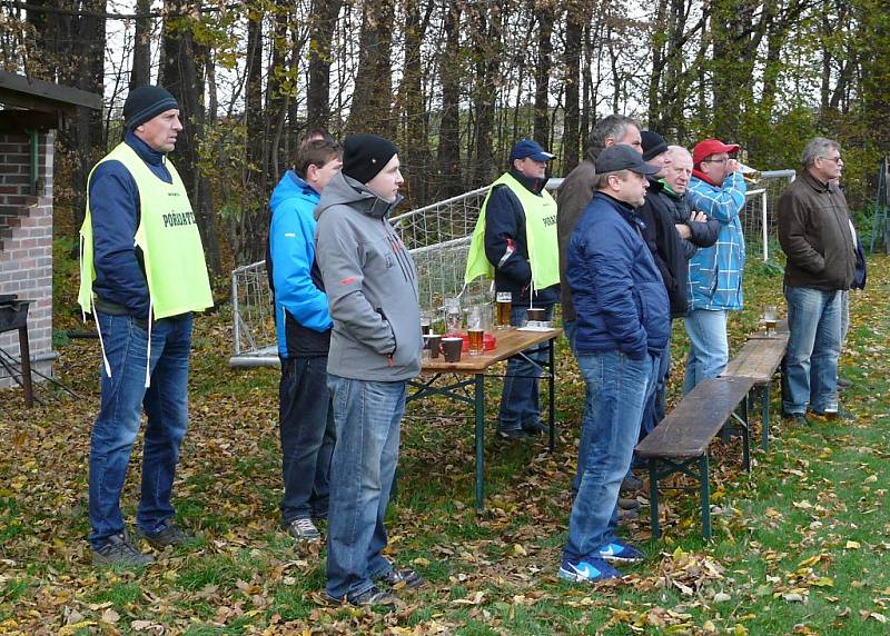 Dobraticím (v modrém) se na domácím hřišti vůbec nedařilo. Se Stonavou prohráli domácí vysoko 0:4. 