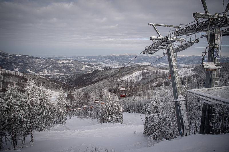 Turistická chata Severka a panorama Beskyd, 15. ledna 2021 v Dolní Lomné.