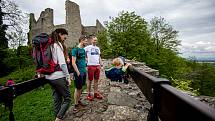 Pěkné počasí přilákalo do obory a na hrad Hukvaldy mnoho návštěvníků. Samotný hrad a jeho okolí využili i filmaři, kteří zde natáčeli historický film, 15. května 2021 Hukvaldy.