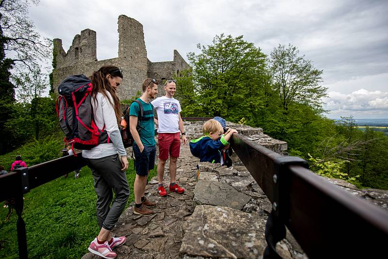 Pěkné počasí přilákalo do obory a na hrad Hukvaldy mnoho návštěvníků. Samotný hrad a jeho okolí využili i filmaři, kteří zde natáčeli historický film, 15. května 2021 Hukvaldy.