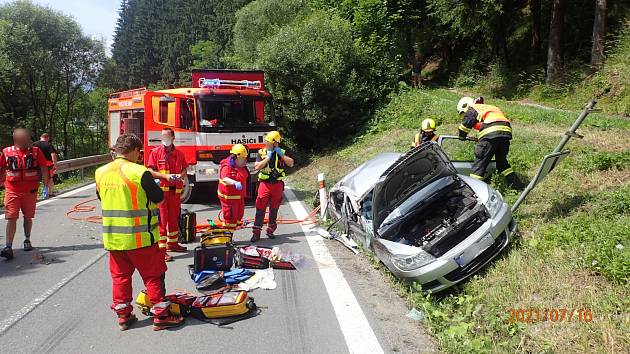 K dopravní nehodě ve Starých Hamrech na Frýdecko-Místecku vyjížděli v pátek 16. července moravskoslezští hasiči. 