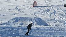Ve ski areálu Opálená v Pstruží vládly v neděli výborné podmínky, které přilákaly spoustu lyžařů.
