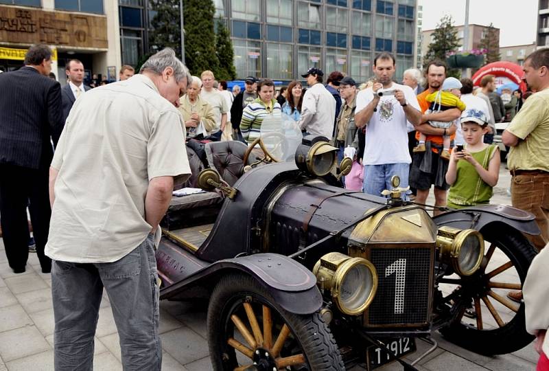 Spanilá jízda unikátních historických vozidel byla k vidění v Třinci. Mezinárodní projekt Trofeo Schengen 2008 je paralelou vstupu České republiky, Polska a Slovenska do Schengenského prostoru. 