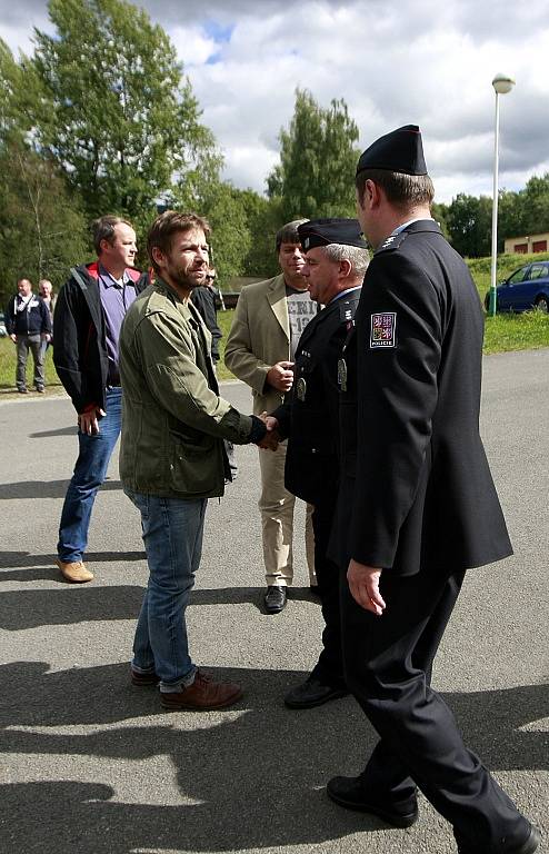 V uprchlickém táboře ve Vyšních Lhotách se v současné době nachází přes tři stovky běženců. V neděli ho navštívil i ministr spravedlnosti Robert Pelikán.