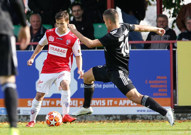 Třinečtí fotbalisté (v černém) těsně nestačili na Pardubice.