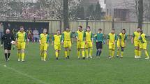 Víkendový fotbalový zápas Hnojník versus Horní Bludovice (žluté dresy).