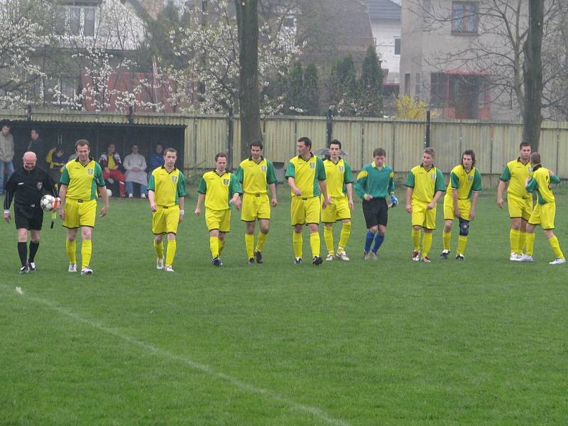Víkendový fotbalový zápas Hnojník versus Horní Bludovice (žluté dresy).