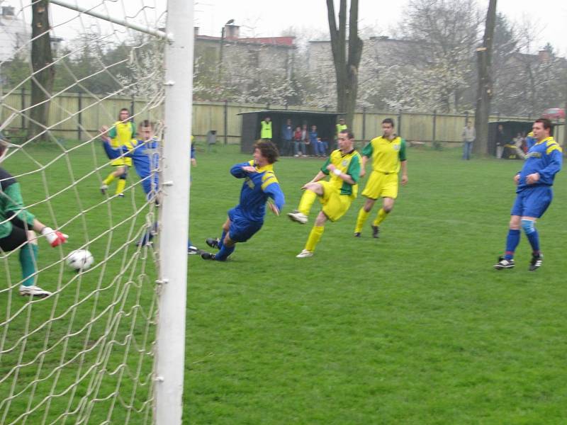 Víkendový fotbalový zápas Hnojník versus Horní Bludovice.