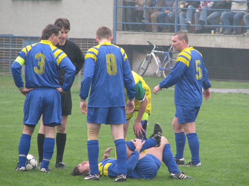 Víkendový fotbalový zápas Hnojník versus Horní Bludovice.