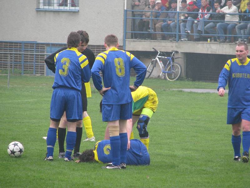 Víkendový fotbalový zápas Hnojník versus Horní Bludovice.