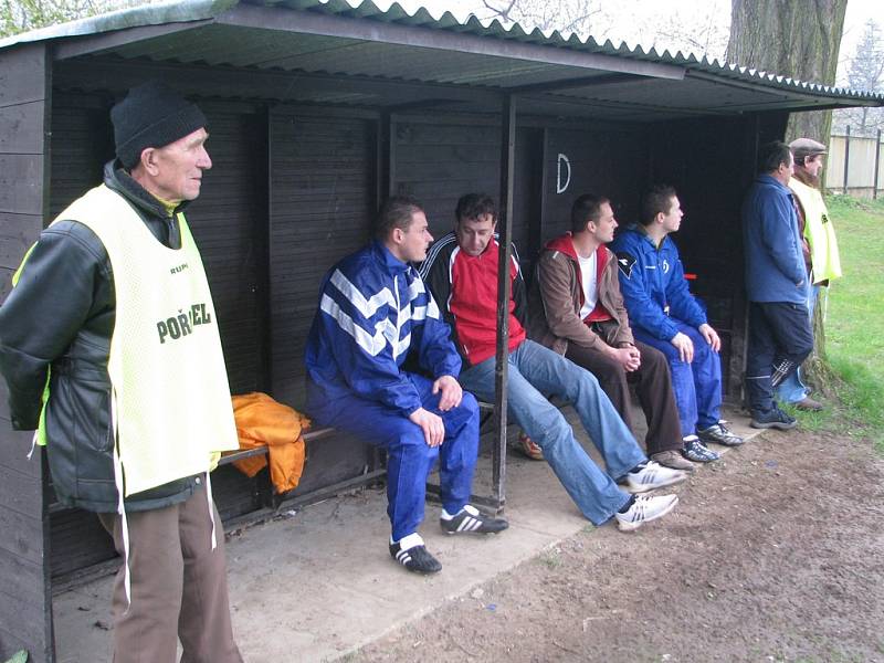 Víkendový fotbalový zápas Hnojník versus Horní Bludovice.