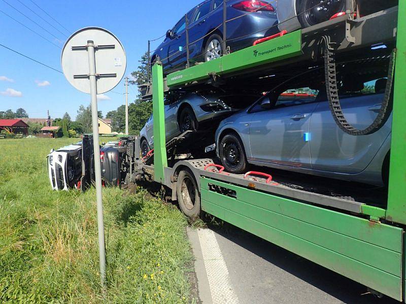 V pondělí ráno zasahovali hasiči v Oldřichovicích u dopravní nehody nákladního automobilu, který převážel osobní vozidla a sjel do příkopu.