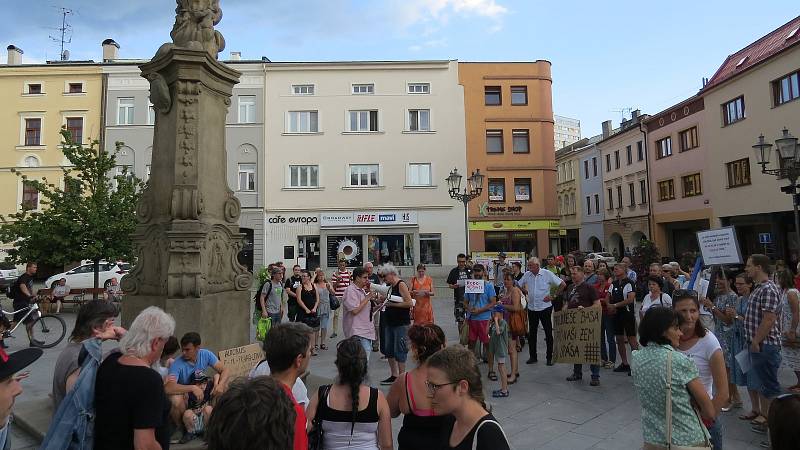 Demonstrace za nezávislou justici a proti vládě na náměstí Svobody ve Frýdku-Místku 11. června.