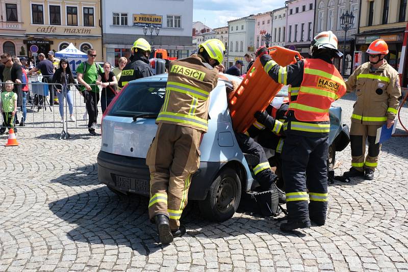 V sobotu 11. května se Zámecké náměstí ve Frýdku hemžilo hasiči.