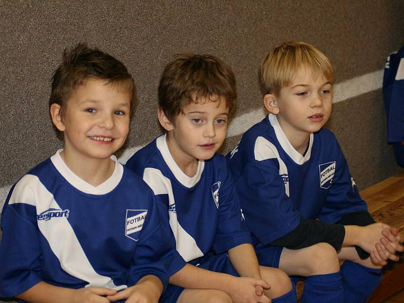 V tělocvičně 1. ZŠ ve Frýdku-Místku proběhl v minulém týdnu Mikulášský turnaj nejmladších přípravek ve fotbale. 