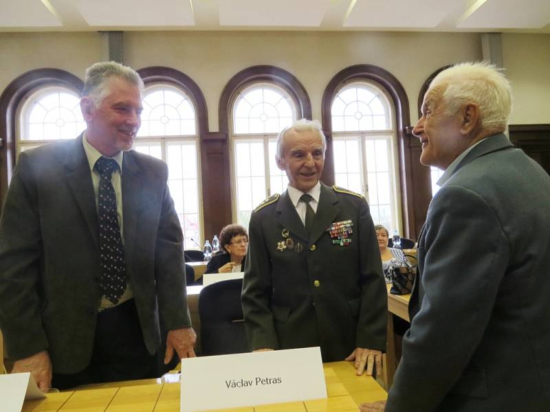 Čtrnáct válečných veteránů a bojovníků za svobodu si v pondělí 4. května v zasedací místnosti frýdecko-místeckého magistrátu převzalo ocenění z rukou Generálního konzula Ruské federace Andreje Šaraškina. 