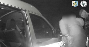 Policie, zadržení podezřelého muže k případu krádeže peněz na koupi koloběžky ve Frýdku-Místku, listopad 2023.