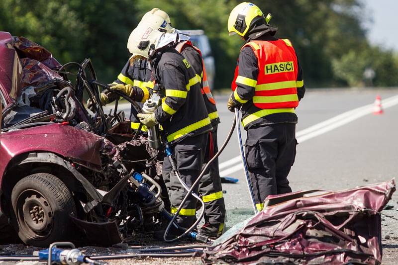 Tragická nehoda zastavila provoz na silnici u Rychaltic. Na místě zasahovaly i dvě jednotky hasičů. 