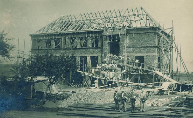 Snímek zachycuje stavbu školy v Sedlištích z roku 1930.