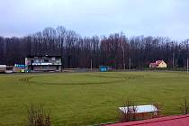 Smutný pohled se po řádění vandala naskytl na fotbalové hřiště v Dobré. 