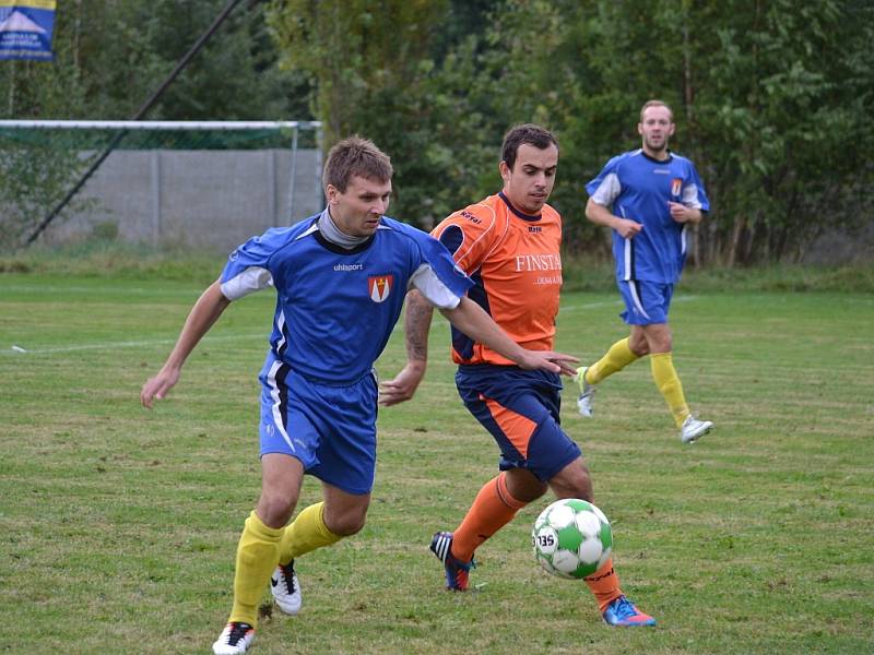 Fotbalisté Lučiny (oranžové dresy) pokračují ve vítězném tažení, když před domácími fanoušky porazili Fryčovice 3:0.