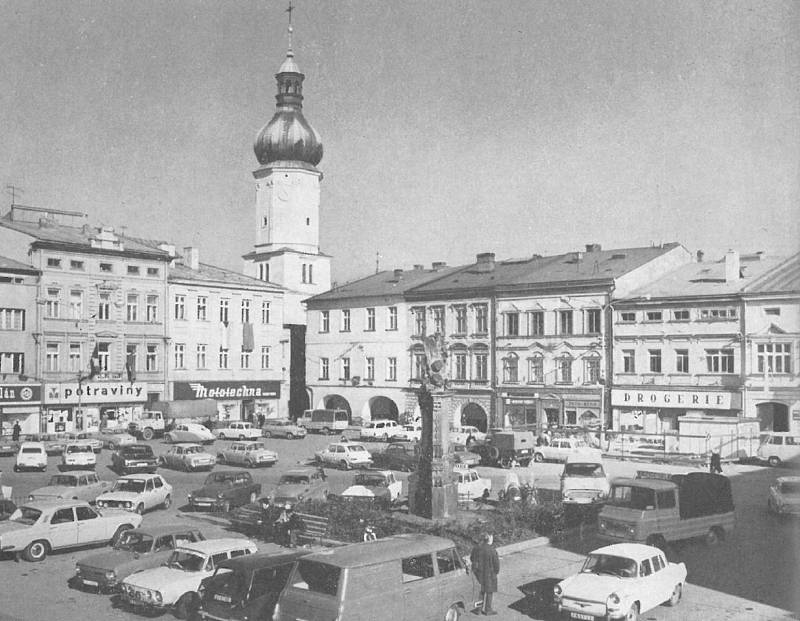 Zatímco v dnešní době je střed náměstí určen pouze pro pěší, v minulosti sloužila plocha i jako parkoviště. Snímek může posloužit i jako zajímavá dobová sonda do vozového parku frýdecko-místeckých obyvatel v sedmdesátých letech minulého století.