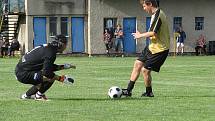 Spojit tradiční dožínky s oslavami 80 let kopané se rozhodli v Palkovicích. Přijel i slavný Kubina Team. Na snímku se rozcvičuje brankář Pavel Srníček. 