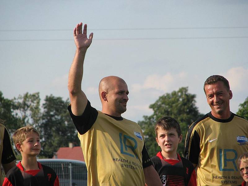 Spojit tradiční dožínky s oslavami 80 let kopané se rozhodli v Palkovicích. Přijel i slavný Kubina Team. Na snímku zdraví Miloš Holaň diváky.