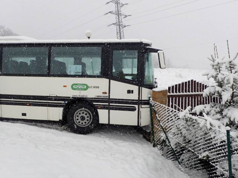 Vyproštění autobusu. 