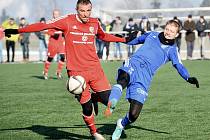 Třinečtí fotbalisté (v červeném) si v přípravě poradili s Baníkem Ostrava 1:0.