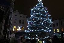 Na náměstí Svobody ve Frýdku-Místku od pátečního večera svítí vánoční strom. Spolu s ním se rozzářila také vánoční výzdoba po celém městě.