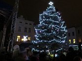 Na náměstí Svobody ve Frýdku-Místku od pátečního večera svítí vánoční strom. Spolu s ním se rozzářila také vánoční výzdoba po celém městě.