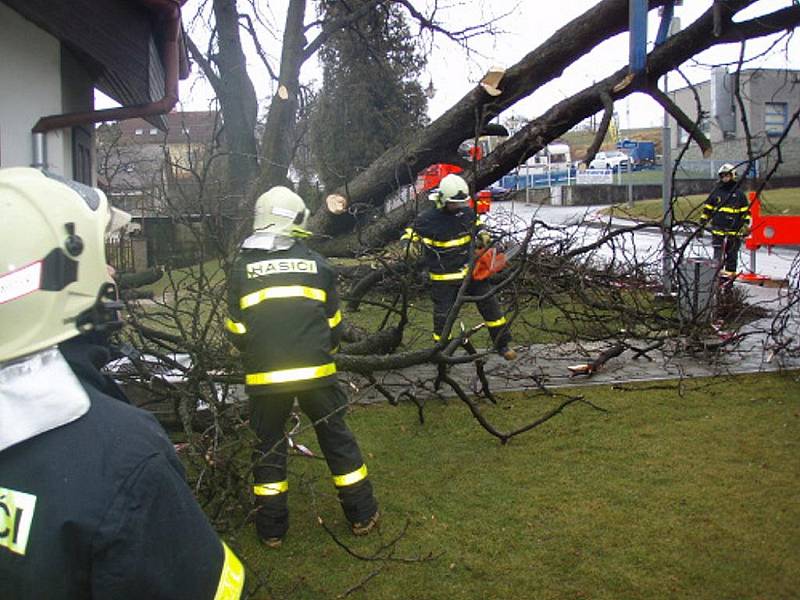 Likvidace spadlého stromu ve Staříči pomocí jeřábu.