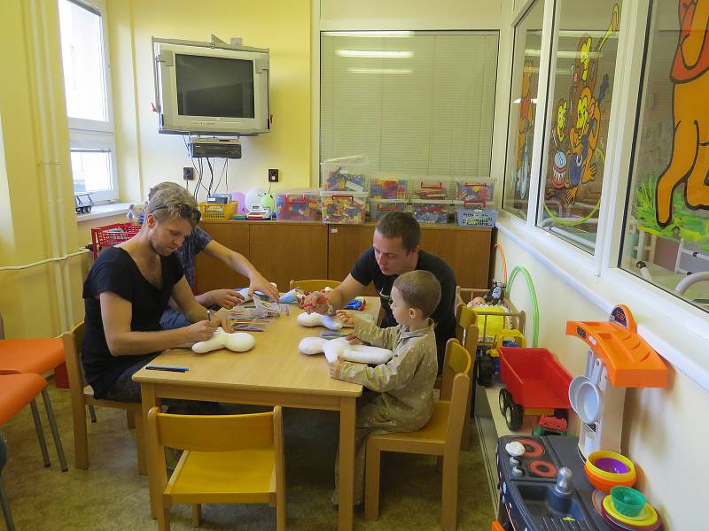 Skupina Nebe navštívila dětské pacienty v Třinci.