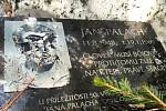 Památník upáleného Jana Palacha na Smrku v Beskydech se stal terčem vandalů.