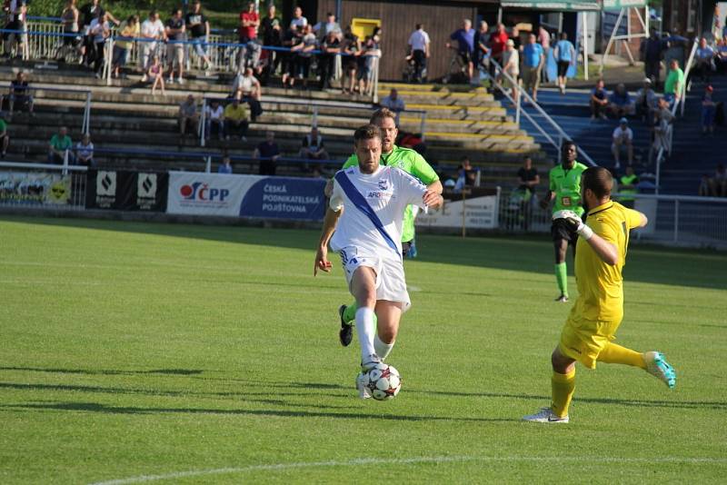 Druholigoví fotbalisté Frýdku-Místku dohrávku 27. kola zvládli na jedničku, když v domácím prostředí porazili trápící se Most 3:0. 