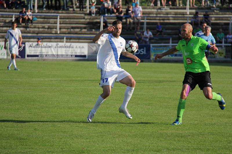 Druholigoví fotbalisté Frýdku-Místku dohrávku 27. kola zvládli na jedničku, když v domácím prostředí porazili trápící se Most 3:0. 