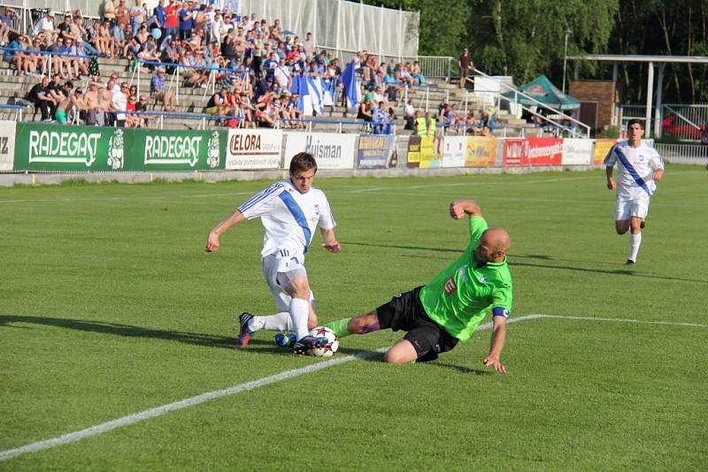 Druholigoví fotbalisté Frýdku-Místku dohrávku 27. kola zvládli na jedničku, když v domácím prostředí porazili trápící se Most 3:0. 
