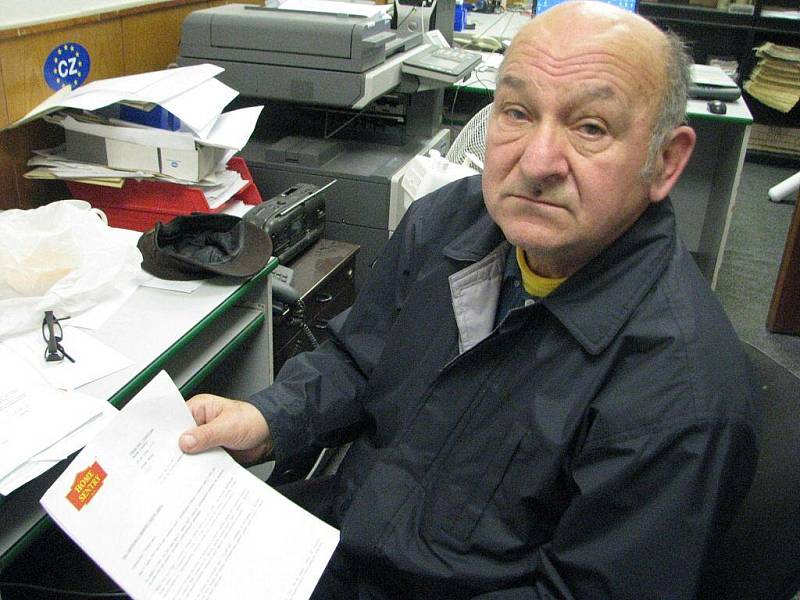 Vladislav Marák si právě prohlíží kupní smlouvu firmy Home Sentry, od které si koupil protipožární hlásiče, kvůli níž se dostal do problémů.