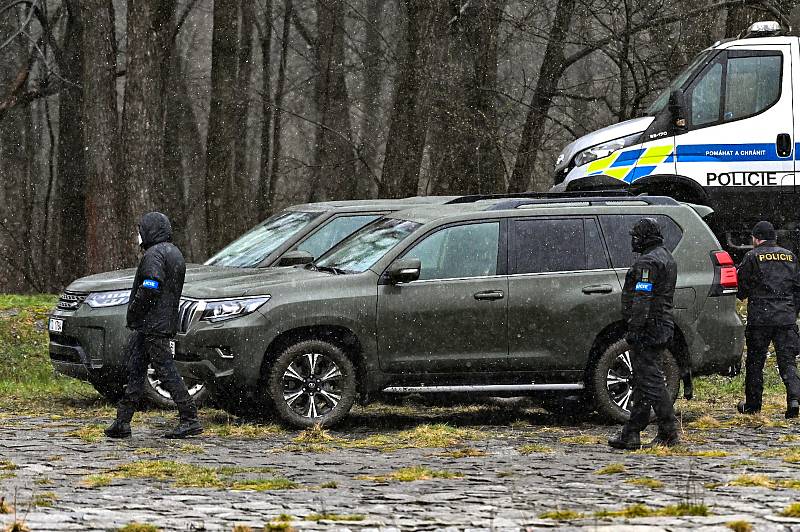 Policisté pátrali po utonutém na řece Ostravici ve Frýdlantu. Nakonec se našel mrtvý, 3. dubna 2021.