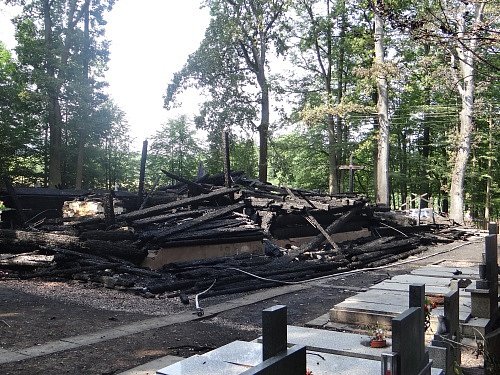 Následky požáru dřevěného kostela v Gutech. 