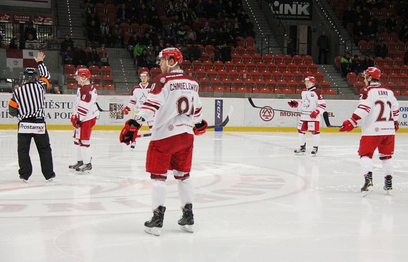 Hokejisté Frýdku-Místku (v bílém) podlehli v dohrávaném utkání 37. kola WSM ligy Jihlavě 3:4 po prodloužení.