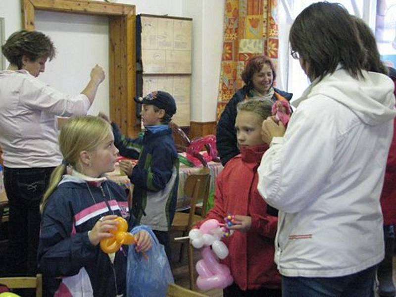 Den otevřených dveří a drakiáda proběhly v sobotu na letišti ve Frýdlantu nad Ostravicí. Nepříznivé počasí však nedovolilo, aby program proběhl v plném rozsahu.