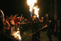U vodní nádrže Olešná u Frýdku-Místku se konal dobročinný metalový festival, s deštěm i plameny, 20.8.2022.