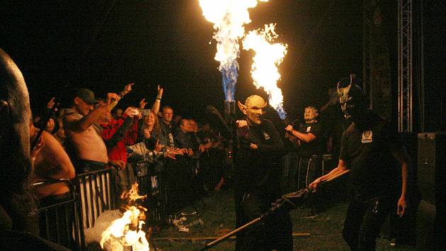 U vodní nádrže Olešná u Frýdku-Místku se konal dobročinný metalový festival, s deštěm i plameny, 20.8.2022.