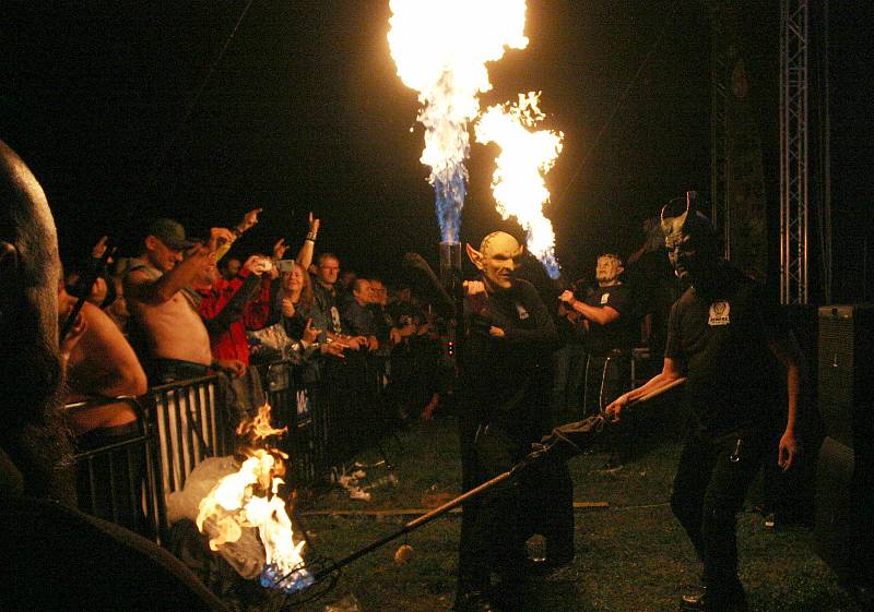 U vodní nádrže Olešná u Frýdku-Místku se konal dobročinný metalový festival, s deštěm i plameny, 20.8.2022.