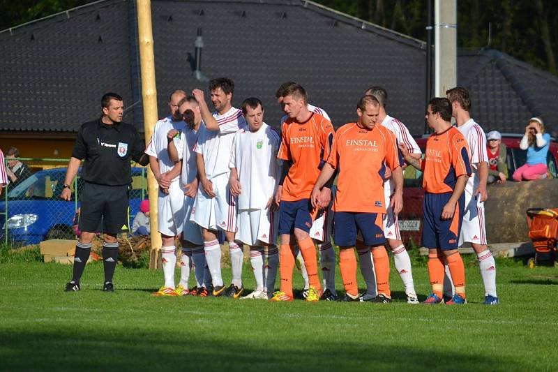 Fotbalisté Lučiny (oranžové dresy) na domácím trávníku podlehli Nýdku 2:3.  