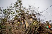 Následky silného větru v Beskydech. Před rokem zlomil strom, který spadl na střechu rodinného domu, 10. února 2020 v Morávce.