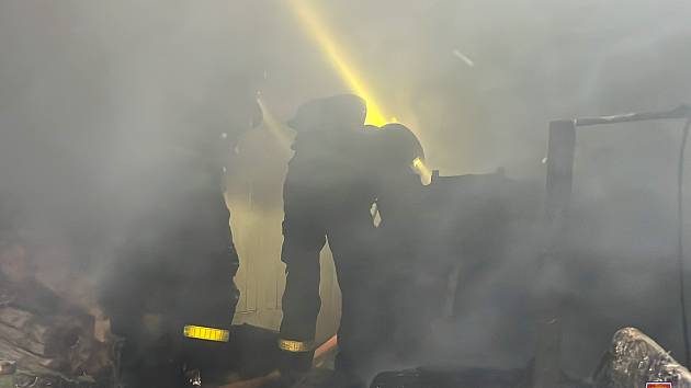 Zásah hasičů u požáru domu v Pržně.