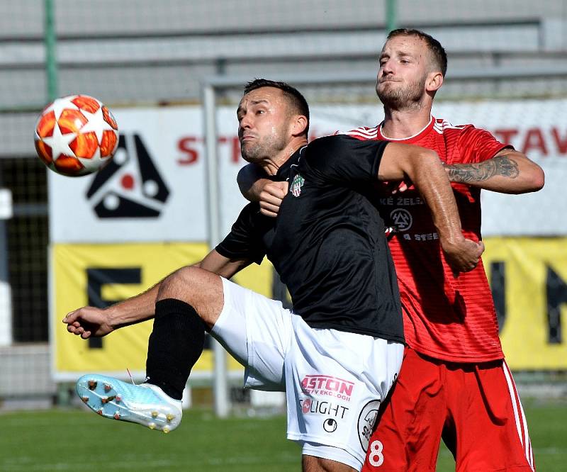 Druholigoví fotbalisté Třince (v červeném) porazili doma pražský Žižkov 4:2.